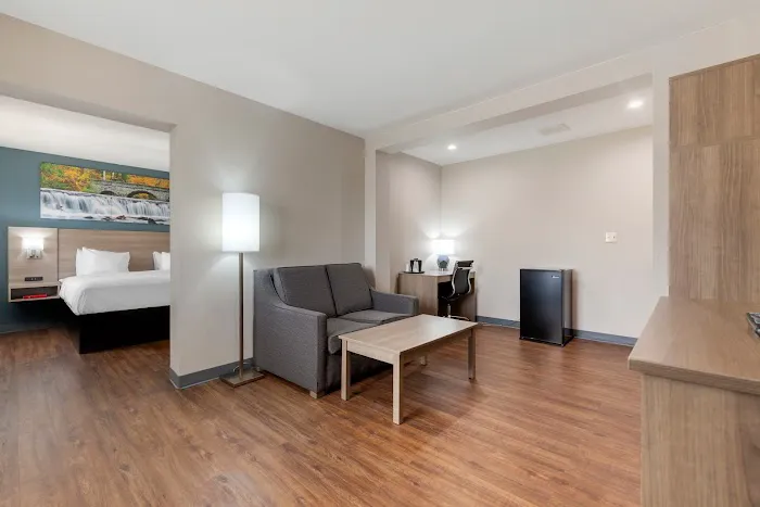 Clarion Pointe Tomah 4