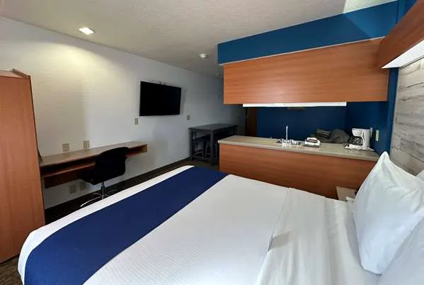 Microtel Inn & Suites by Wyndham Tomah 4