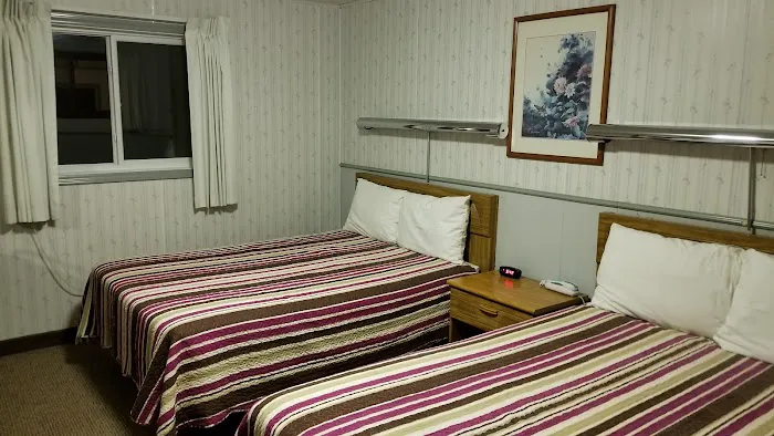 Crest Inn 4