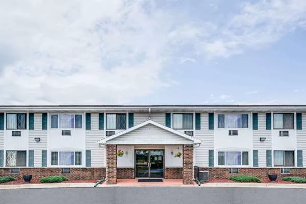 Super 8 by Wyndham Tomah Wisconsin 4