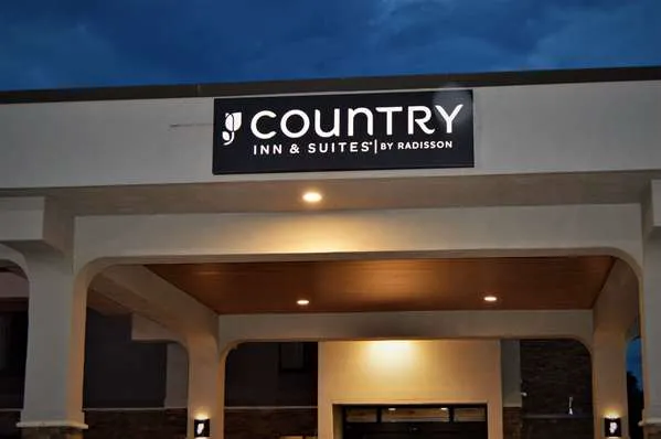 Country Inn & Suites by Radisson, La Crosse, WI 4