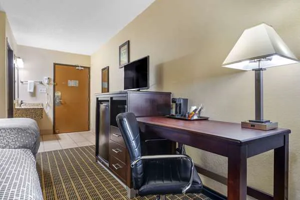 Econo Lodge 4