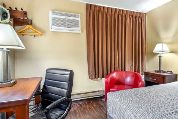 Econo Lodge 4