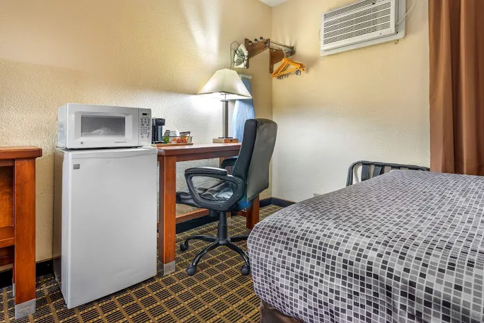 Econo Lodge 4