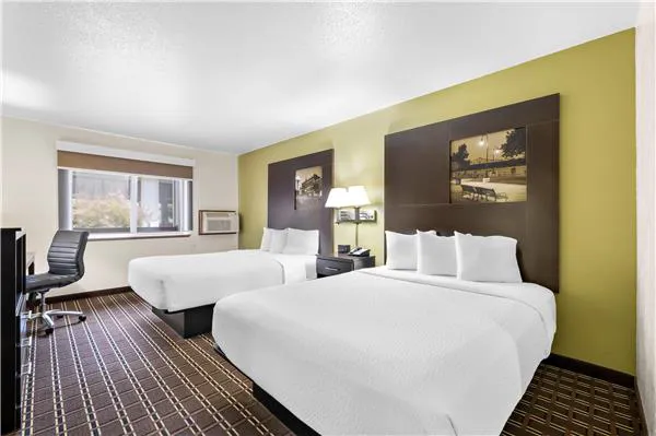 Super 8 by Wyndham La Crosse 4