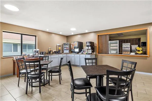 Super 8 by Wyndham La Crosse 4