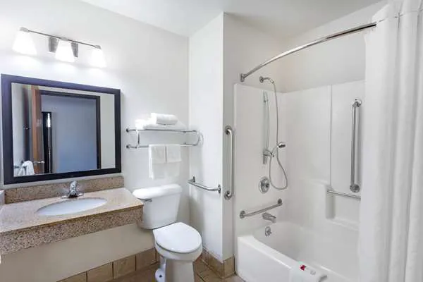 Super 8 by Wyndham La Crosse 4