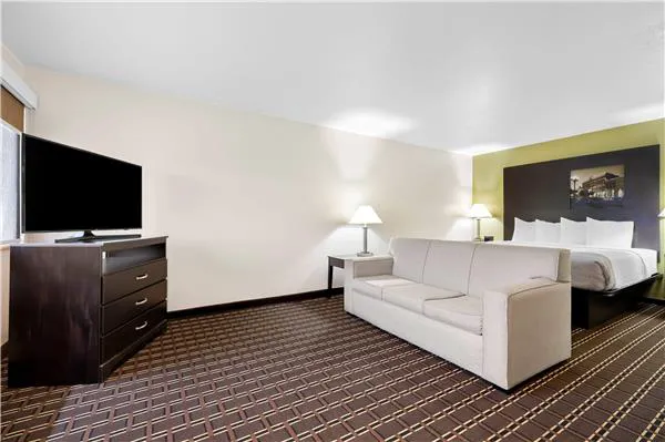 Super 8 by Wyndham La Crosse 4