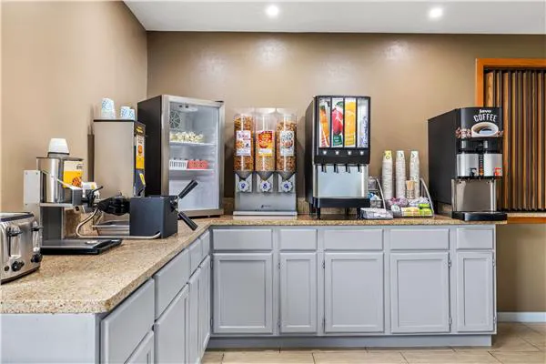 Super 8 by Wyndham La Crosse 4