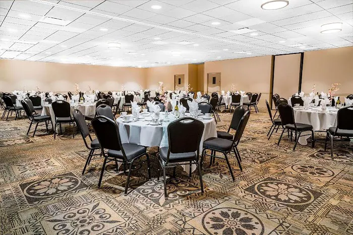 Norwood Inn & Suites La Crosse 4