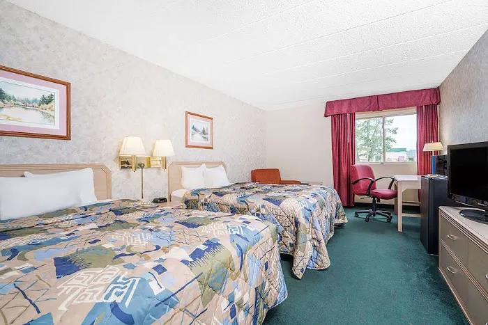 Norwood Inn & Suites La Crosse 4