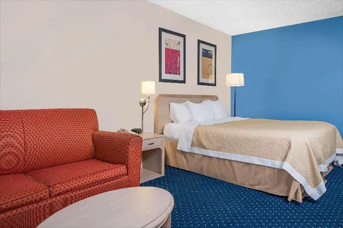 Norwood Inn & Suites La Crosse 4
