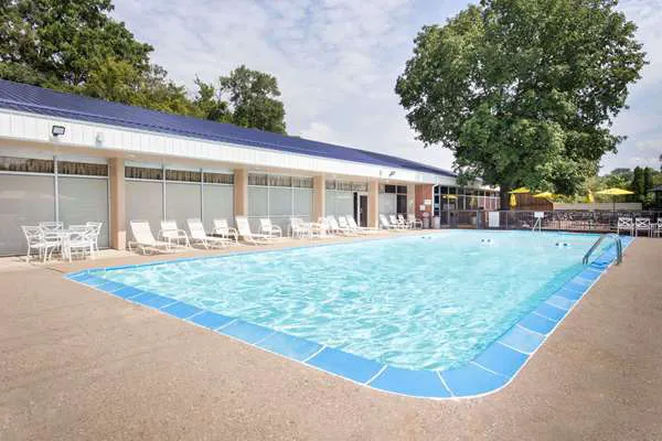 Days Inn by Wyndham Dubuque 4