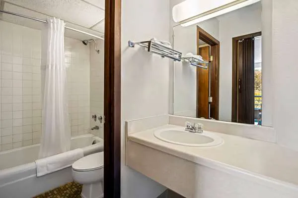 Days Inn by Wyndham Dubuque 4