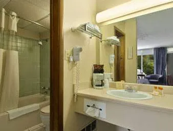 Days Inn by Wyndham Dubuque 4