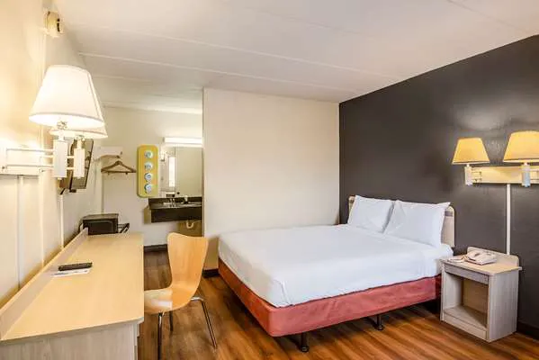 Rodeway Inn 4