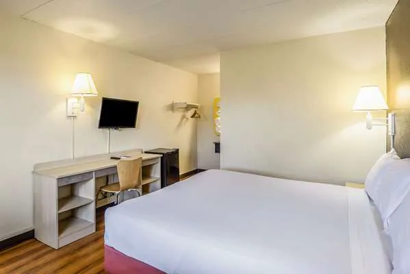 Rodeway Inn 4