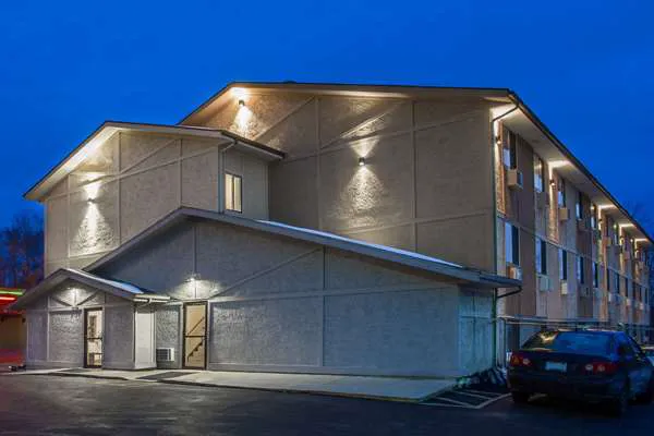 Super 8 by Wyndham Dubuque 4