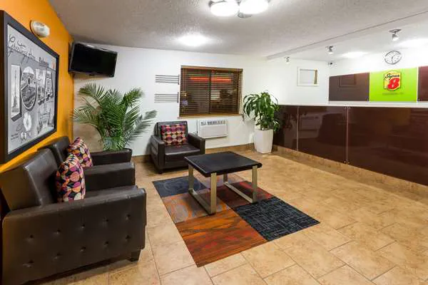 Super 8 by Wyndham Dubuque 4