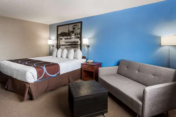 Super 8 by Wyndham Dubuque 4