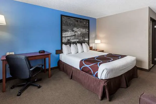 Super 8 by Wyndham Dubuque 4