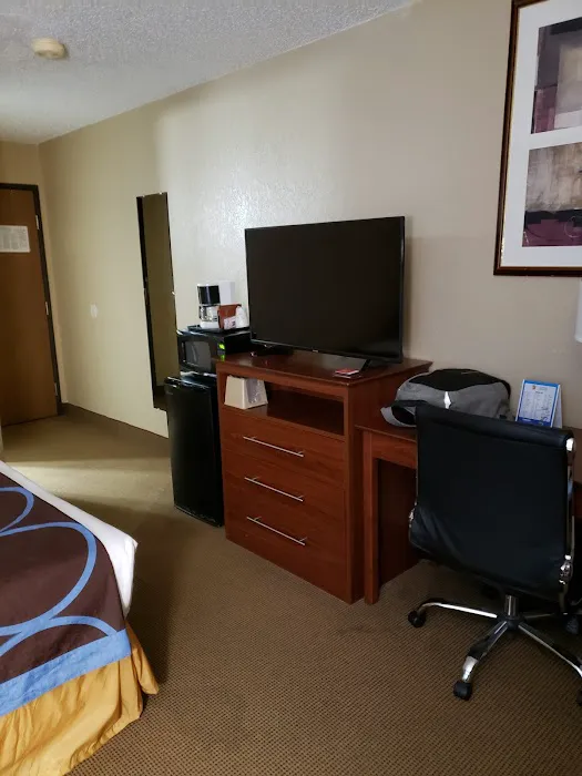 Super 8 by Wyndham Dubuque 4