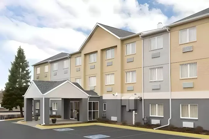 Dubuque Inn & Suites 4