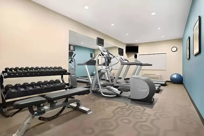 Dubuque Inn & Suites 4