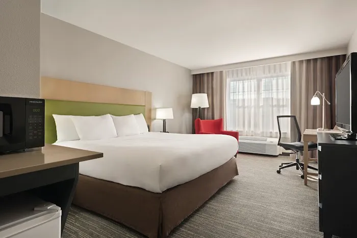Country Inn & Suites by Radisson, Dubuque, IA 4