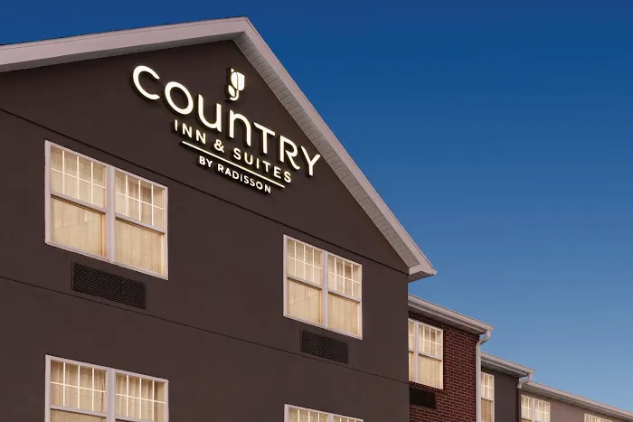 Country Inn & Suites by Radisson, Dubuque, IA 4