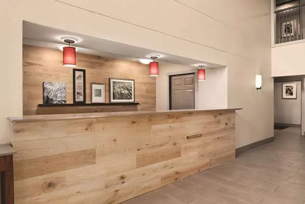 Country Inn & Suites by Radisson, Dubuque, IA 4