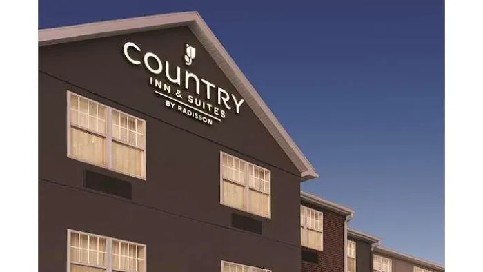 Country Inn & Suites by Radisson, Dubuque, IA 4