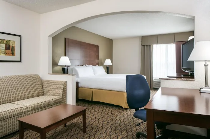 Holiday Inn Express & Suites Clinton, an IHG Hotel 4