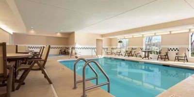 Country Inn & Suites by Radisson, Clinton, IA