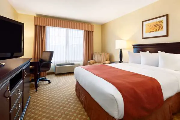 Country Inn & Suites by Radisson, Clinton, IA 4