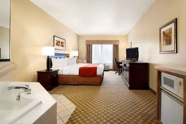 Country Inn & Suites by Radisson, Clinton, IA 4