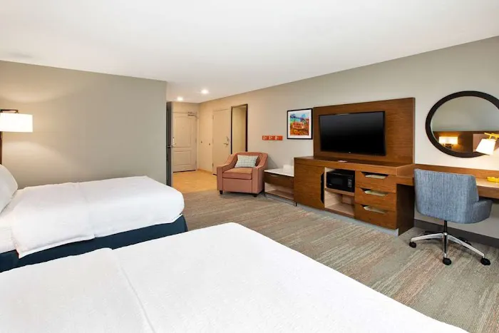 Hampton Inn Clinton 4