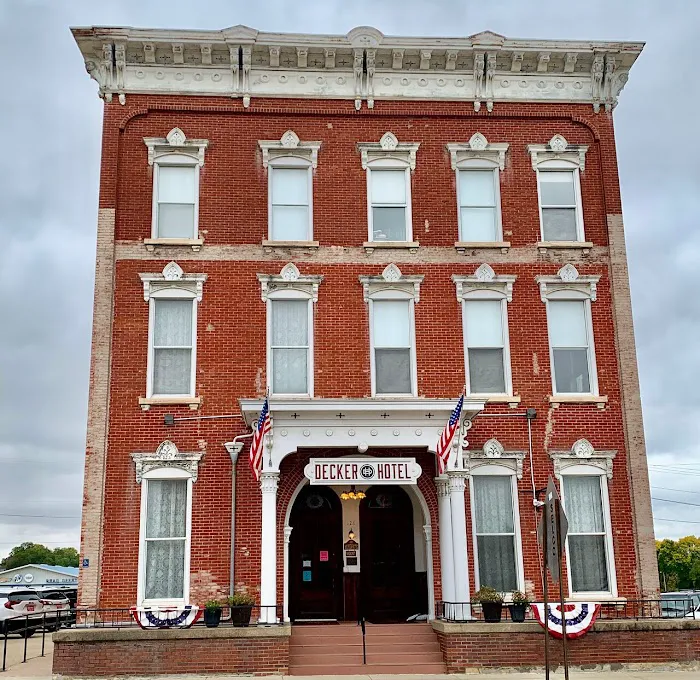 Decker Hotel & Bar 4