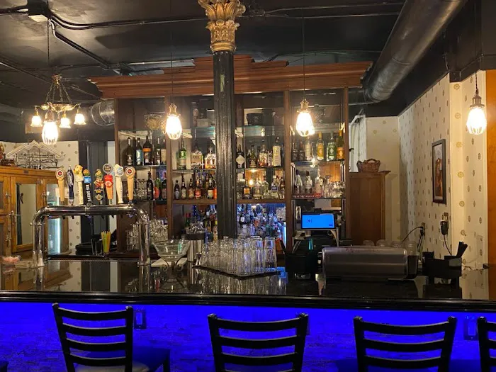 Decker Hotel & Bar 4