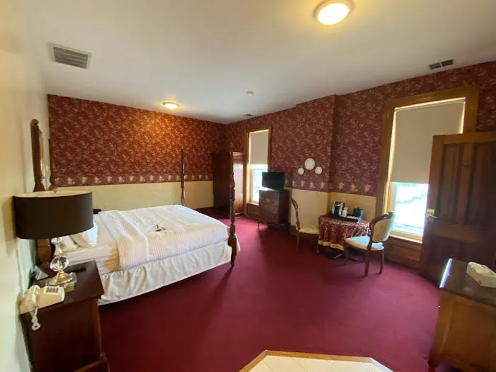 Decker Hotel & Bar 4