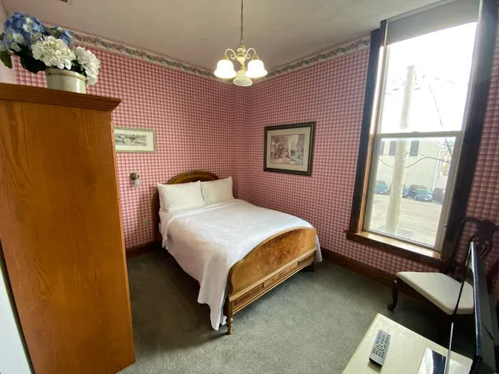 Decker Hotel & Bar 4