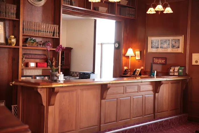 Decker Hotel & Bar 4