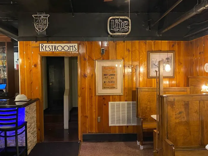 Decker Hotel & Bar 4