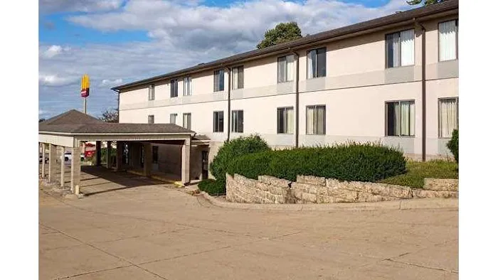 Econo Lodge 4