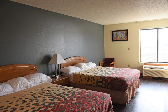 Econo Lodge 4