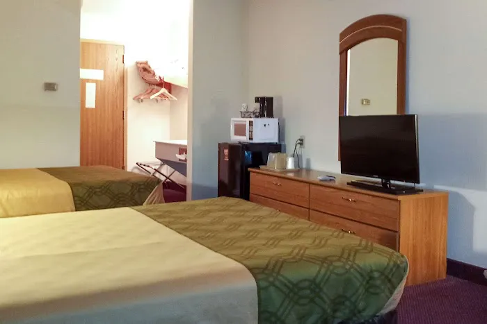 Econo Lodge 4