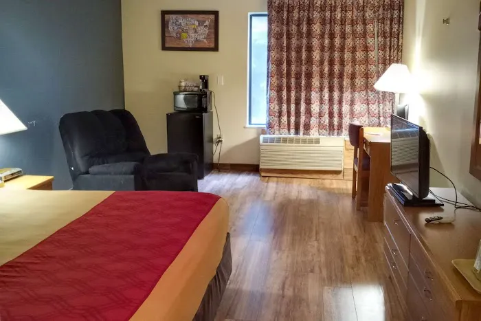 Econo Lodge 4