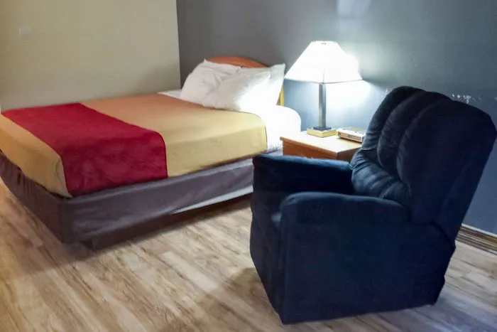 Econo Lodge 4