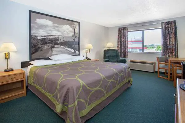 Super 8 by Wyndham Dewitt 4