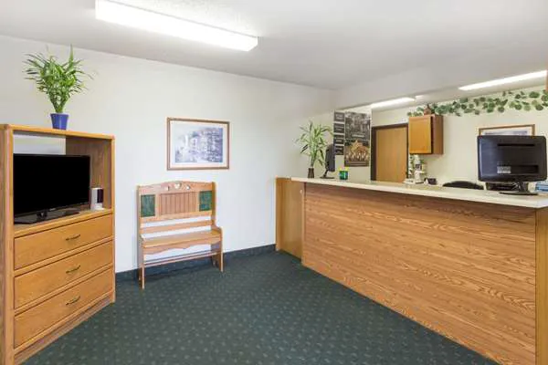 Super 8 by Wyndham Dewitt 4